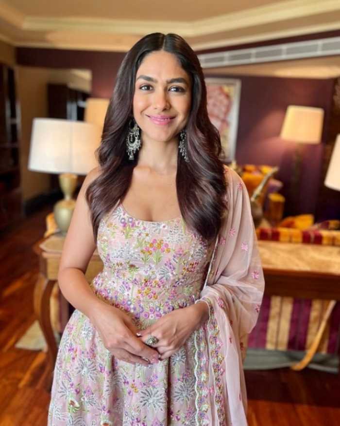 mrunal thakur 14